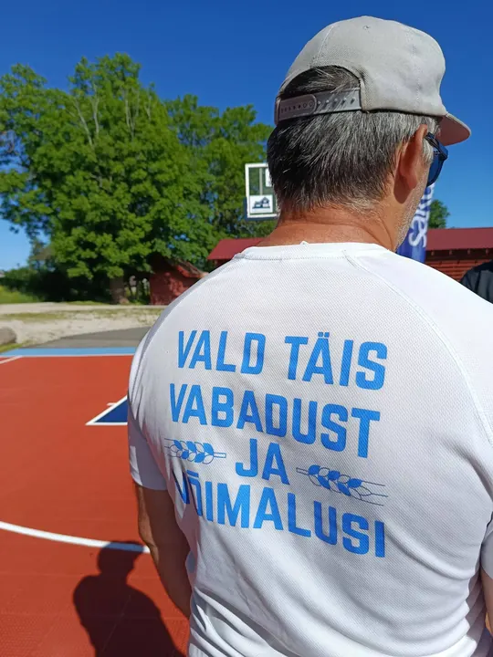 Rakvere valla sõnumiga särk korvpalliväljakul